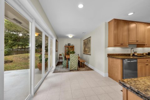 Купить виллу или дом в Майами, Флорида 5 спален, 196.21м2, № 1996206 - фото 1