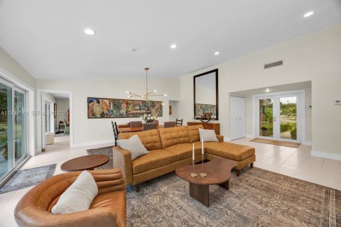 Casa en venta en Miami, Florida, 5 dormitorios, 196.21 m2 № 1996206 - foto 24