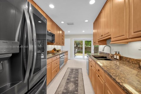 Casa en venta en Miami, Florida, 5 dormitorios, 196.21 m2 № 1996206 - foto 30