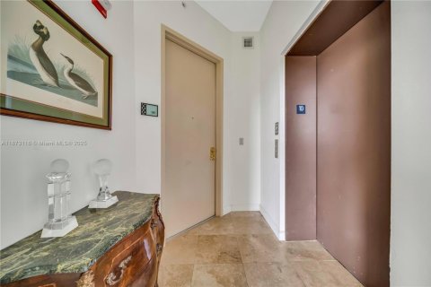 Condo in Coral Gables, Florida, 2 bedrooms  № 1925513 - photo 15