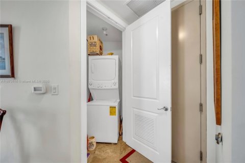 Condo in Coral Gables, Florida, 2 bedrooms  № 1925513 - photo 16