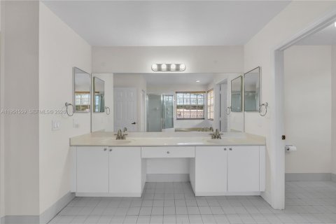 Купить виллу или дом в Корал-Спрингс, Флорида 4 спальни, 234.67м2, № 2022160 - фото 24