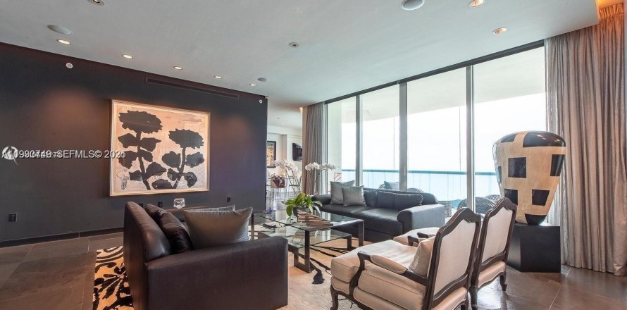 Condo in Sunny Isles Beach, Florida, 3 bedrooms  № 1992100