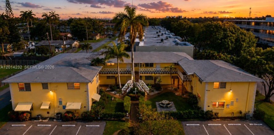 Condominio en Hollywood, Florida, 1 dormitorio  № 2084953