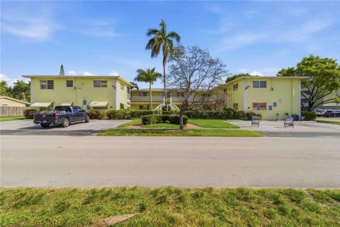 Condominio en venta en Hollywood, Florida, 1 dormitorio, 76.64 m2 № 2084953 - foto 2