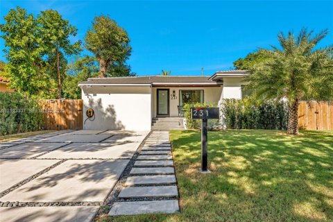 House in Miami, Florida 3 bedrooms, 142.88 sq.m. № 1976938 - photo 1