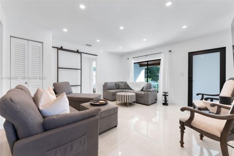 House in Miami, Florida 3 bedrooms, 142.88 sq.m. № 1976938 - photo 17