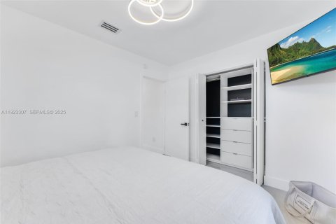 House in Miami, Florida 3 bedrooms, 142.88 sq.m. № 1976938 - photo 12