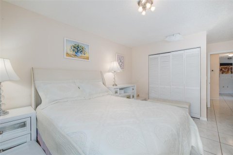 House in New Port Richey, Florida 2 bedrooms, 124.77 sq.m. № 2391572 - photo 26