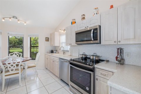 House in New Port Richey, Florida 2 bedrooms, 124.77 sq.m. № 2391572 - photo 6