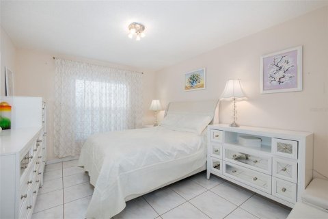 House in New Port Richey, Florida 2 bedrooms, 124.77 sq.m. № 2391572 - photo 16