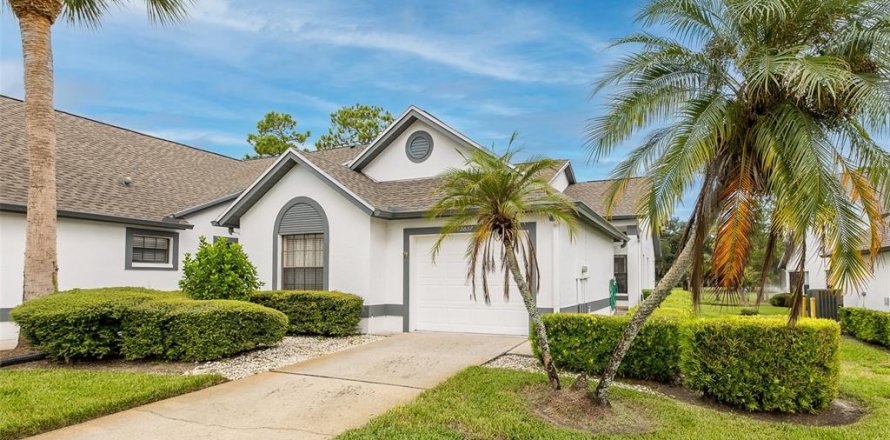 House in New Port Richey, Florida 2 bedrooms, 124.77 sq.m. № 2391572