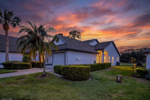 House in New Port Richey, Florida 2 bedrooms, 124.77 sq.m. № 2391572 - photo 2