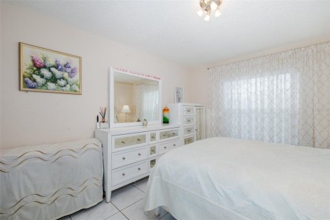 House in New Port Richey, Florida 2 bedrooms, 124.77 sq.m. № 2391572 - photo 25
