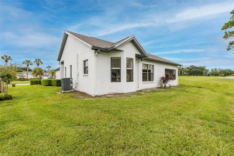 House in New Port Richey, Florida 2 bedrooms, 124.77 sq.m. № 2391572 - photo 3