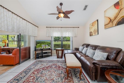 House in New Port Richey, Florida 2 bedrooms, 124.77 sq.m. № 2391572 - photo 15