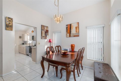 House in New Port Richey, Florida 2 bedrooms, 124.77 sq.m. № 2391572 - photo 11