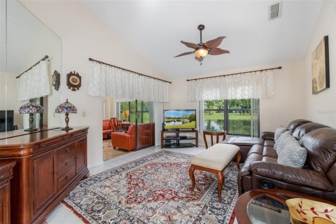 House in New Port Richey, Florida 2 bedrooms, 124.77 sq.m. № 2391572 - photo 14