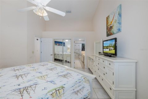 House in New Port Richey, Florida 2 bedrooms, 124.77 sq.m. № 2391572 - photo 21