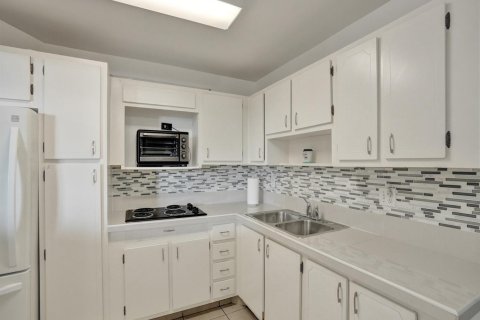 Condo in Hollywood, Florida, 1 bedroom  № 2253489 - photo 2