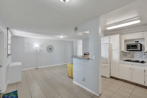 Condo in Hollywood, Florida, 1 bedroom  № 2253489 - photo 11