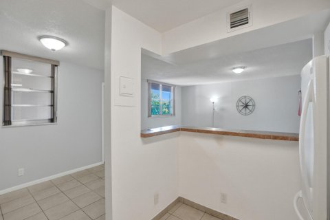 Condo in Hollywood, Florida, 1 bedroom  № 2253489 - photo 4