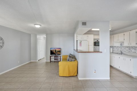 Condo in Hollywood, Florida, 1 bedroom  № 2253489 - photo 3