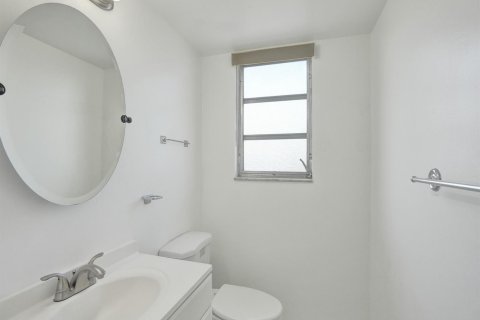 Condo in Hollywood, Florida, 1 bedroom  № 2253489 - photo 16