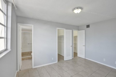 Condo in Hollywood, Florida, 1 bedroom  № 2253489 - photo 9