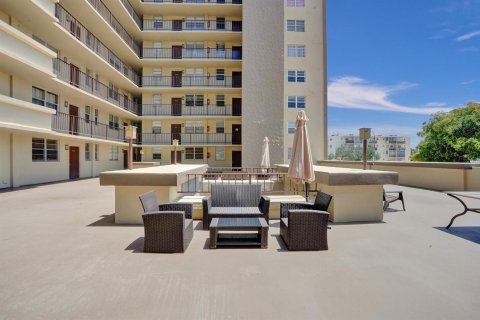 Condo in Hollywood, Florida, 1 bedroom  № 2253489 - photo 22