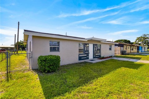 House in St. Lucie, Florida 4 bedrooms, 126.35 sq.m. № 2233927 - photo 12