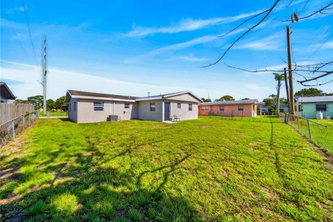 House in St. Lucie, Florida 4 bedrooms, 126.35 sq.m. № 2233927 - photo 14