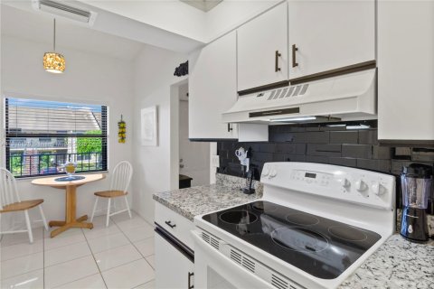 Condo in Lake Worth, Florida, 2 bedrooms  № 1973567 - photo 7