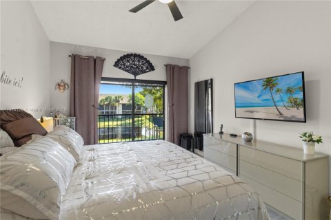 Condo in Lake Worth, Florida, 2 bedrooms  № 1973567 - photo 15