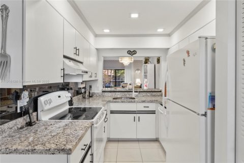 Condo in Lake Worth, Florida, 2 bedrooms  № 1973567 - photo 4