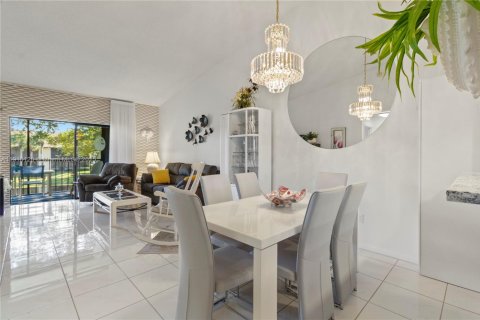 Condo in Lake Worth, Florida, 2 bedrooms  № 1973567 - photo 1