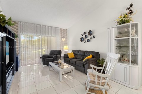Condo in Lake Worth, Florida, 2 bedrooms  № 1973567 - photo 9