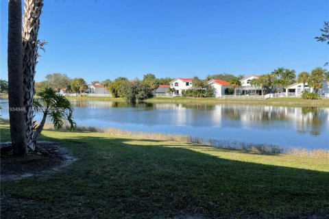 Condo in Pembroke Pines, Florida, 2 bedrooms  № 1994283 - photo 3