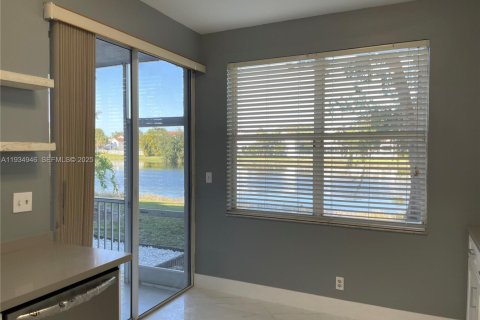 Condo in Pembroke Pines, Florida, 2 bedrooms  № 1994283 - photo 16