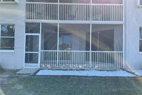 Condo in Pembroke Pines, Florida, 2 bedrooms  № 1994283 - photo 22