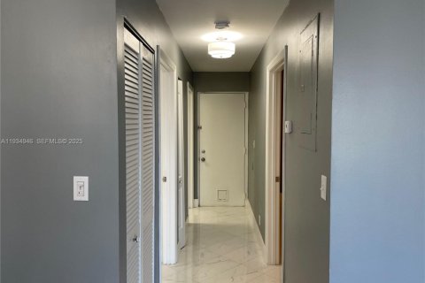 Condo in Pembroke Pines, Florida, 2 bedrooms  № 1994283 - photo 15