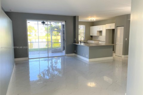 Condo in Pembroke Pines, Florida, 2 bedrooms  № 1994283 - photo 2