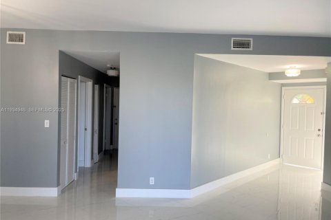 Condo in Pembroke Pines, Florida, 2 bedrooms  № 1994283 - photo 9