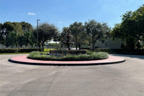 Condo in Pembroke Pines, Florida, 2 bedrooms  № 1994283 - photo 25