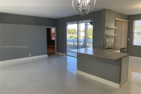Condo in Pembroke Pines, Florida, 2 bedrooms  № 1994283 - photo 6
