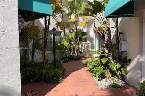 Condo in Pembroke Pines, Florida, 2 bedrooms  № 1994283 - photo 20