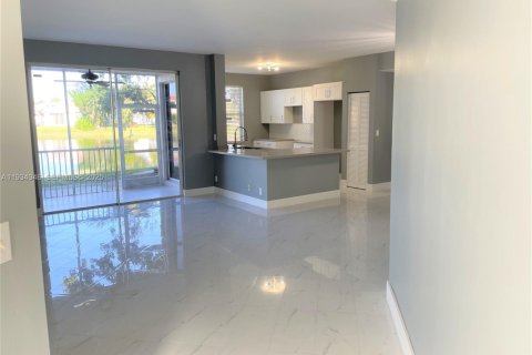 Condo in Pembroke Pines, Florida, 2 bedrooms  № 1994283 - photo 7