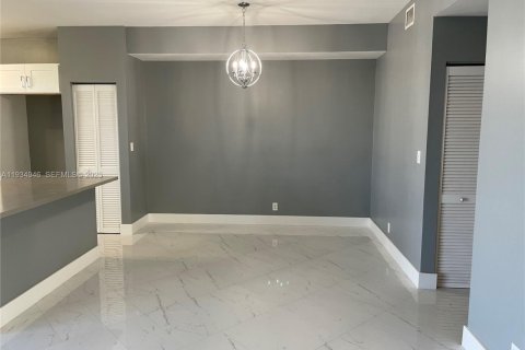 Condo in Pembroke Pines, Florida, 2 bedrooms  № 1994283 - photo 17