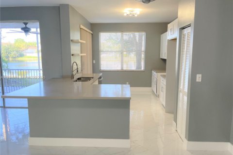 Condo in Pembroke Pines, Florida, 2 bedrooms  № 1994283 - photo 1