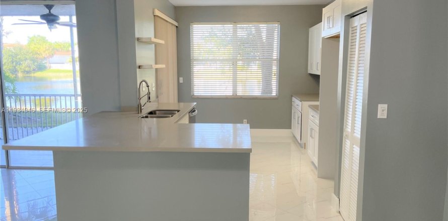 Condo in Pembroke Pines, Florida, 2 bedrooms  № 1994283